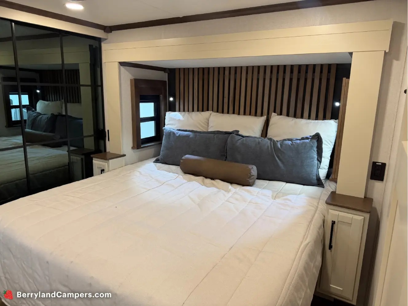 FOREST RIVER RIVERSTONE 421FK