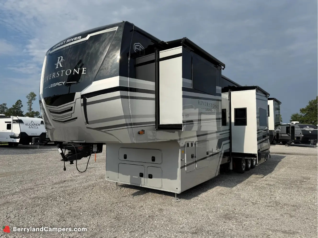 FOREST RIVER RIVERSTONE 421FK