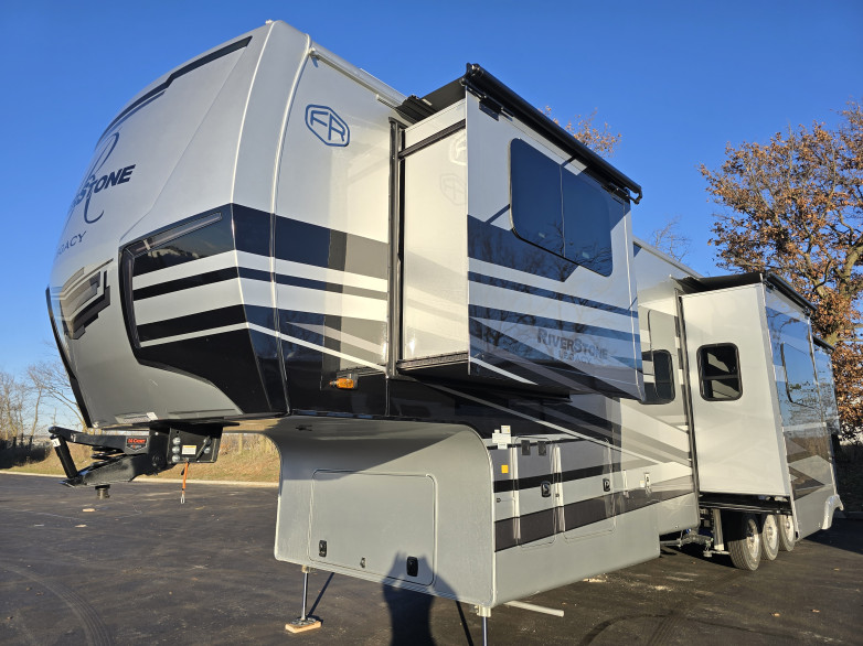 FOREST RIVER RIVERSTONE 42FSKG