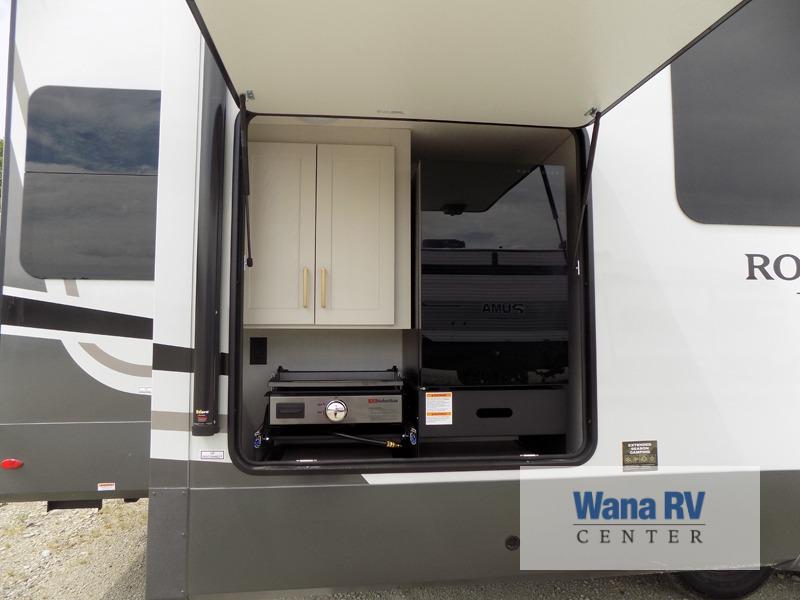 FOREST RIVER ROCKWOOD SIGNATURE R372RL