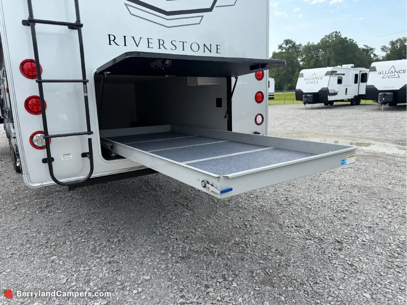 FOREST RIVER RIVERSTONE 421FK