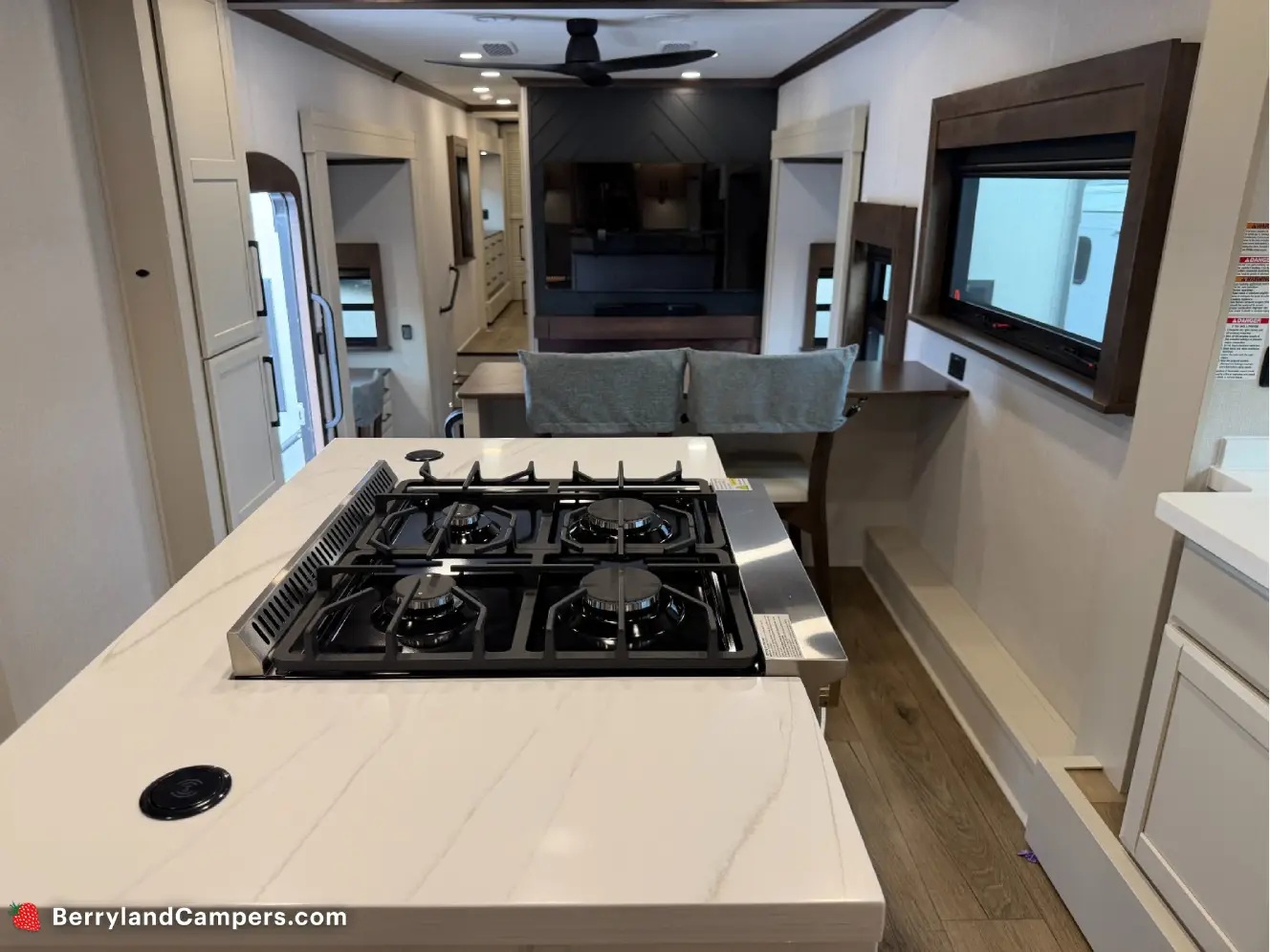 FOREST RIVER RIVERSTONE 421FK