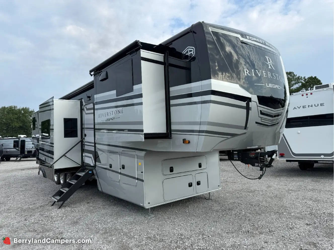FOREST RIVER RIVERSTONE 421FK