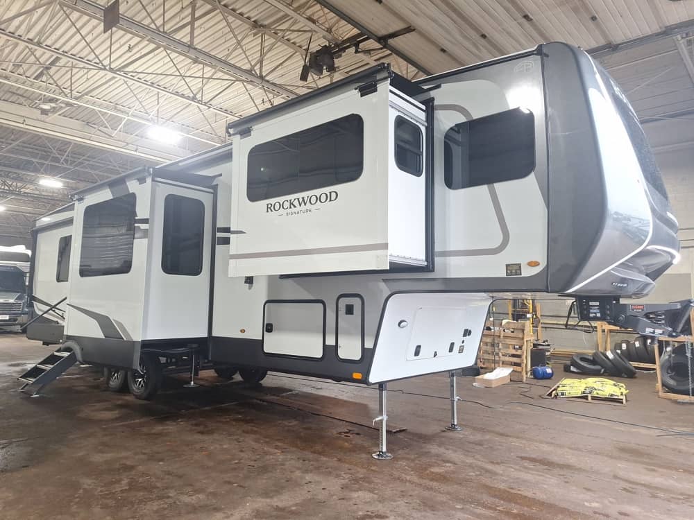 FOREST RIVER ROCKWOOD SIGNATURE 402SFL