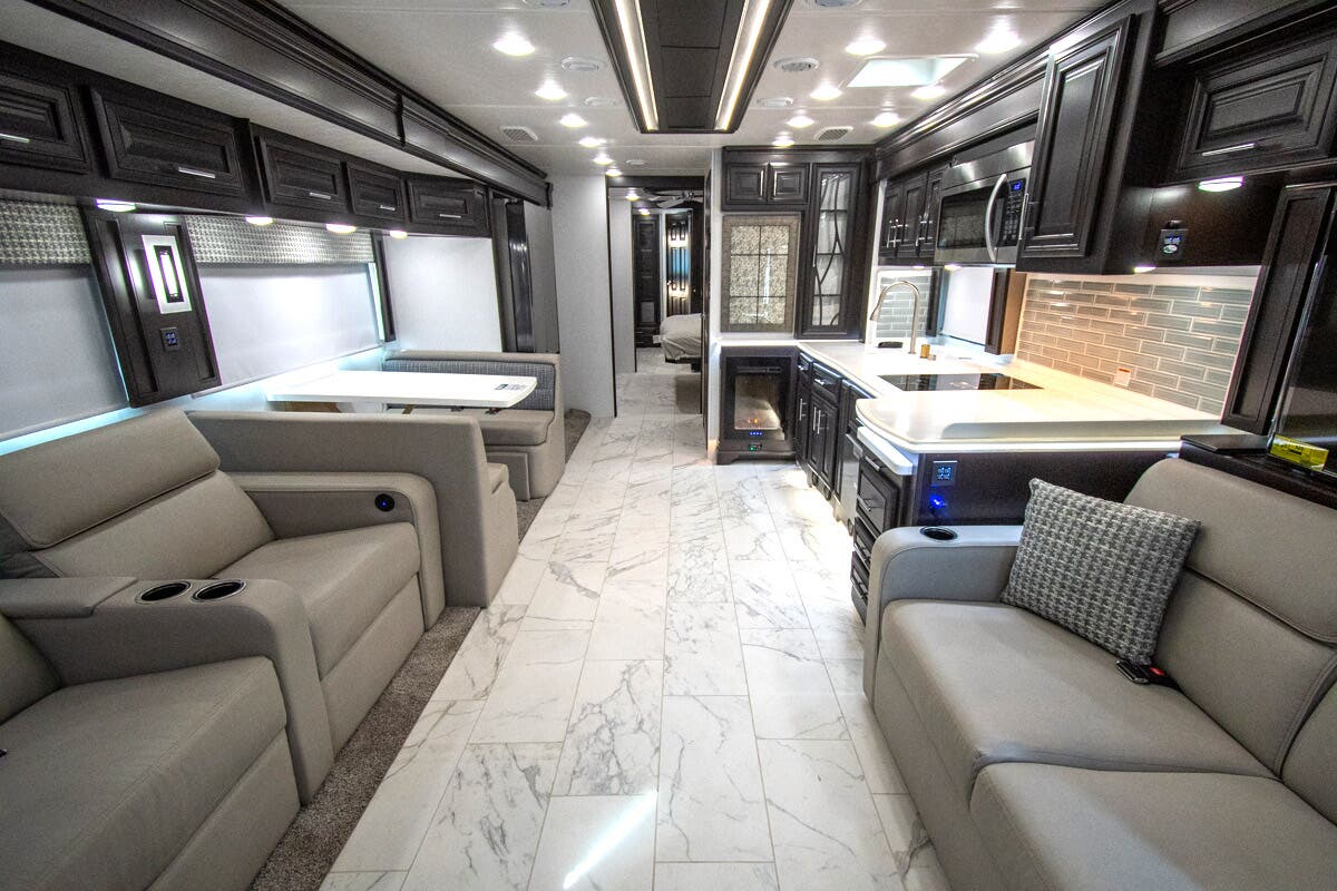 FOREST RIVER BERKSHIRE XLT 45E