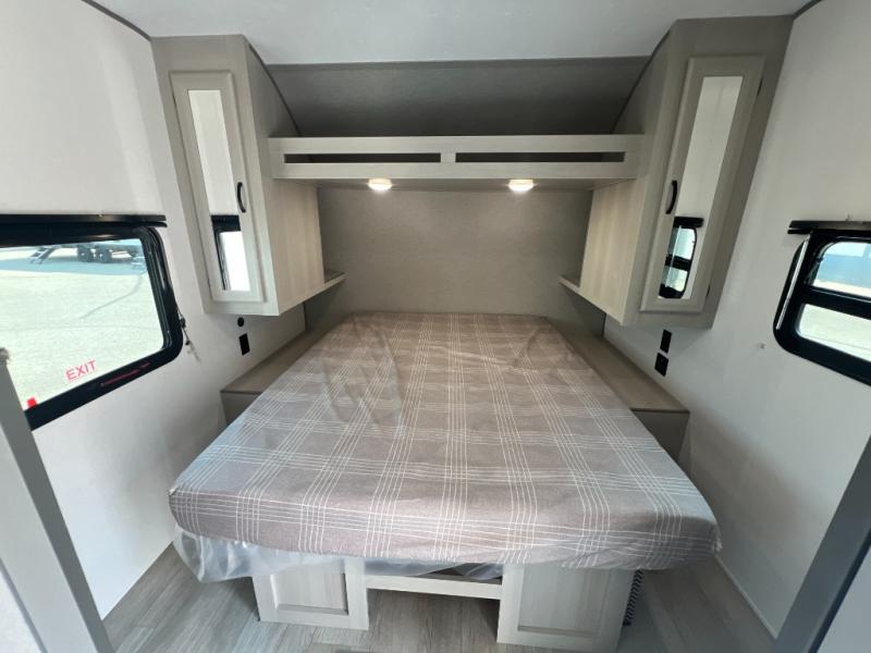 COACHMEN CATALINA SUMMIT 8 SERIES 231BHS