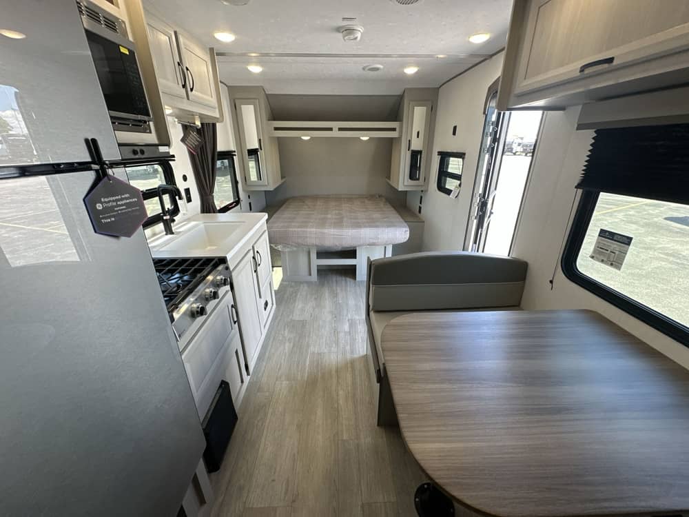 CATALINA SUMMIT SERIES 8 211BH