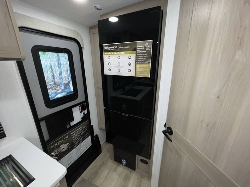 FOREST RIVER ROCKWOOD MINI LITE 2205S