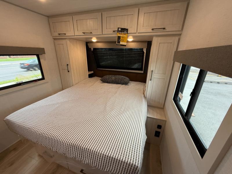 FOREST RIVER SURVEYOR 19SSLE