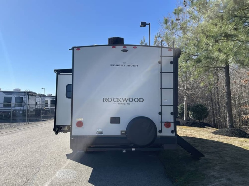 FOREST RIVER ROCKWOOD MINI LITE 2205S