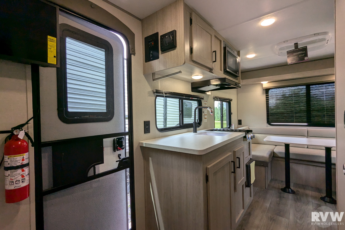 COACHMEN CATALINA SUMMIT SERIRES 7 154RDX