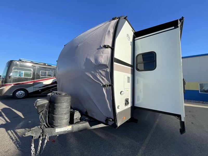 FOREST RIVER ROCKWOOD SIGNATURE 8332SB