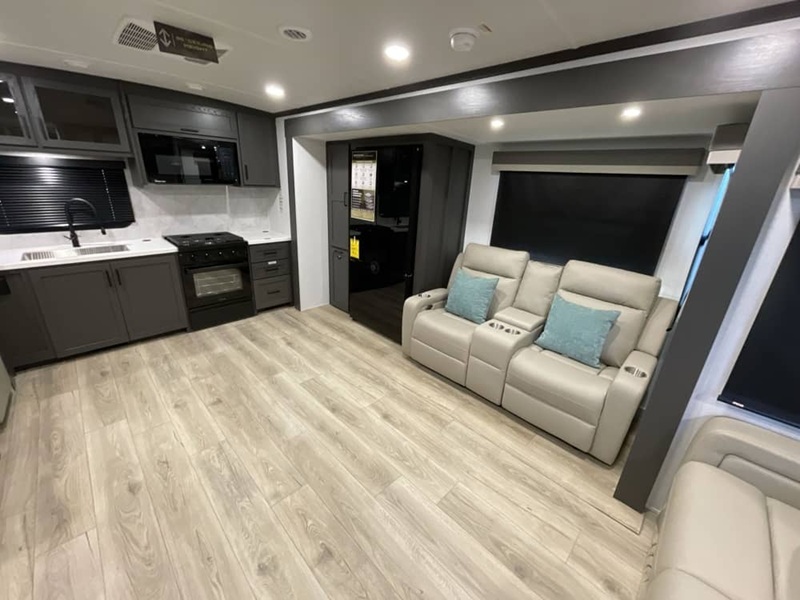 FOREST RIVER ROCKWOOD SIGNATURE 8332SB