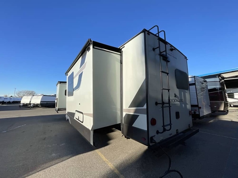 FOREST RIVER ROCKWOOD SIGNATURE 8332SB