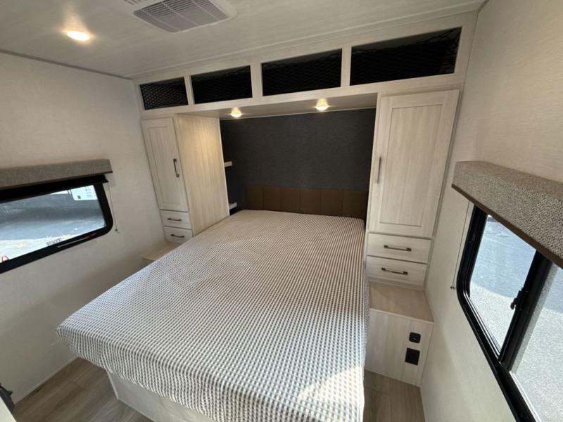 FOREST RIVER SURVEYOR 27CAMP