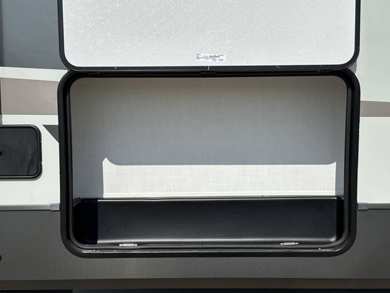 FOREST RIVER ROCKWOOD SIGNATURE 8339FK