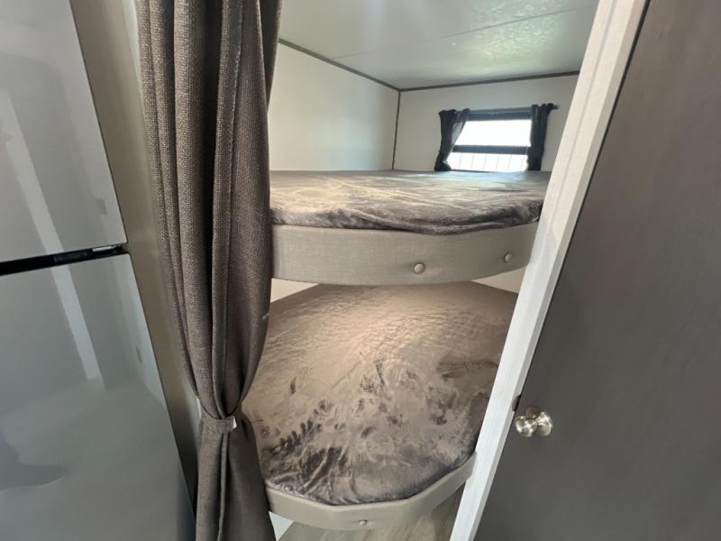 COACHMEN CATALINA SUMMIT 8 SERIES 231BHS