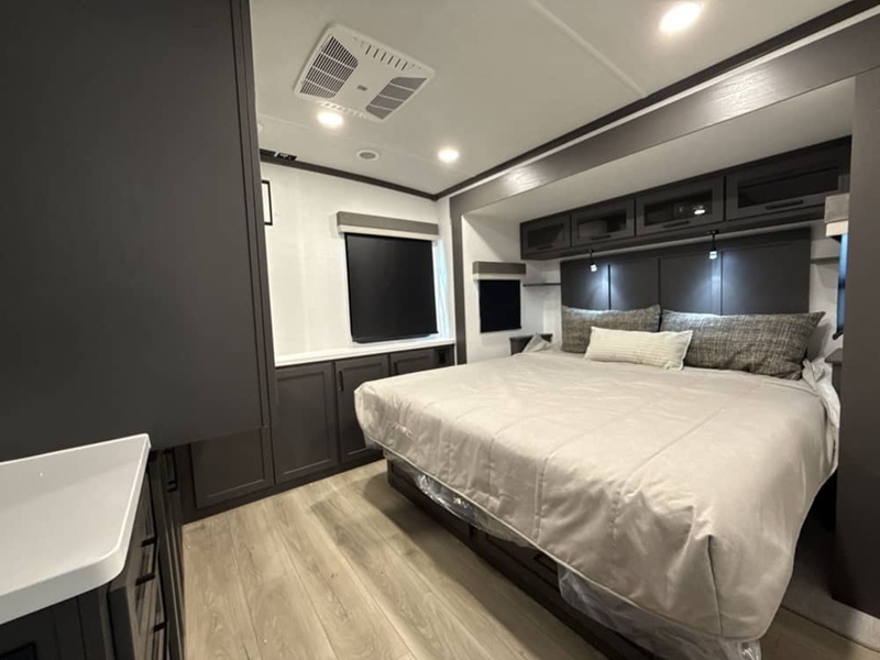 FOREST RIVER ROCKWOOD SIGNATURE 8339FK