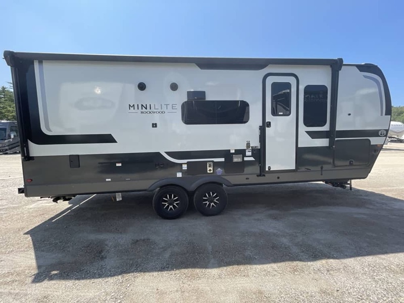 FOREST RIVER ROCKWOOD MINI LITE 2515S