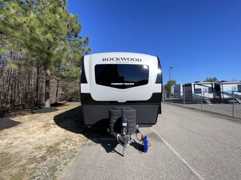 FOREST RIVER ROCKWOOD MINI LITE 2205S