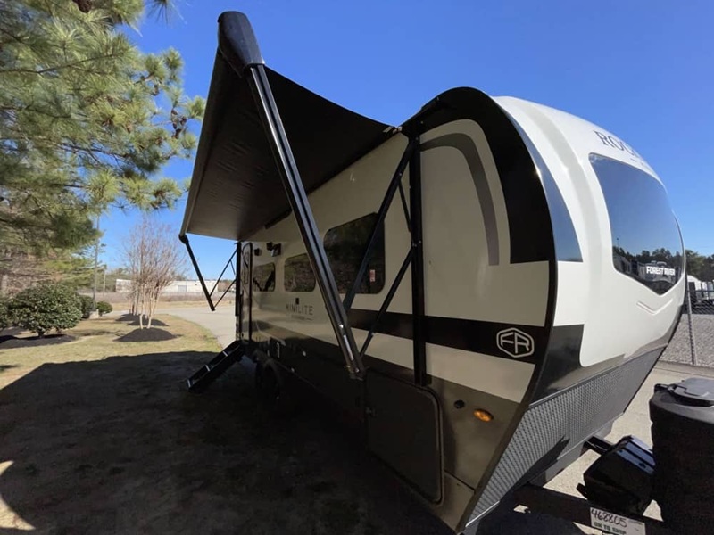 FOREST RIVER ROCKWOOD MINI LITE 2205S