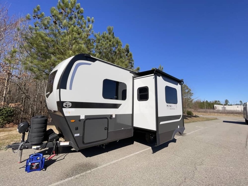FOREST RIVER ROCKWOOD MINI LITE 2205S