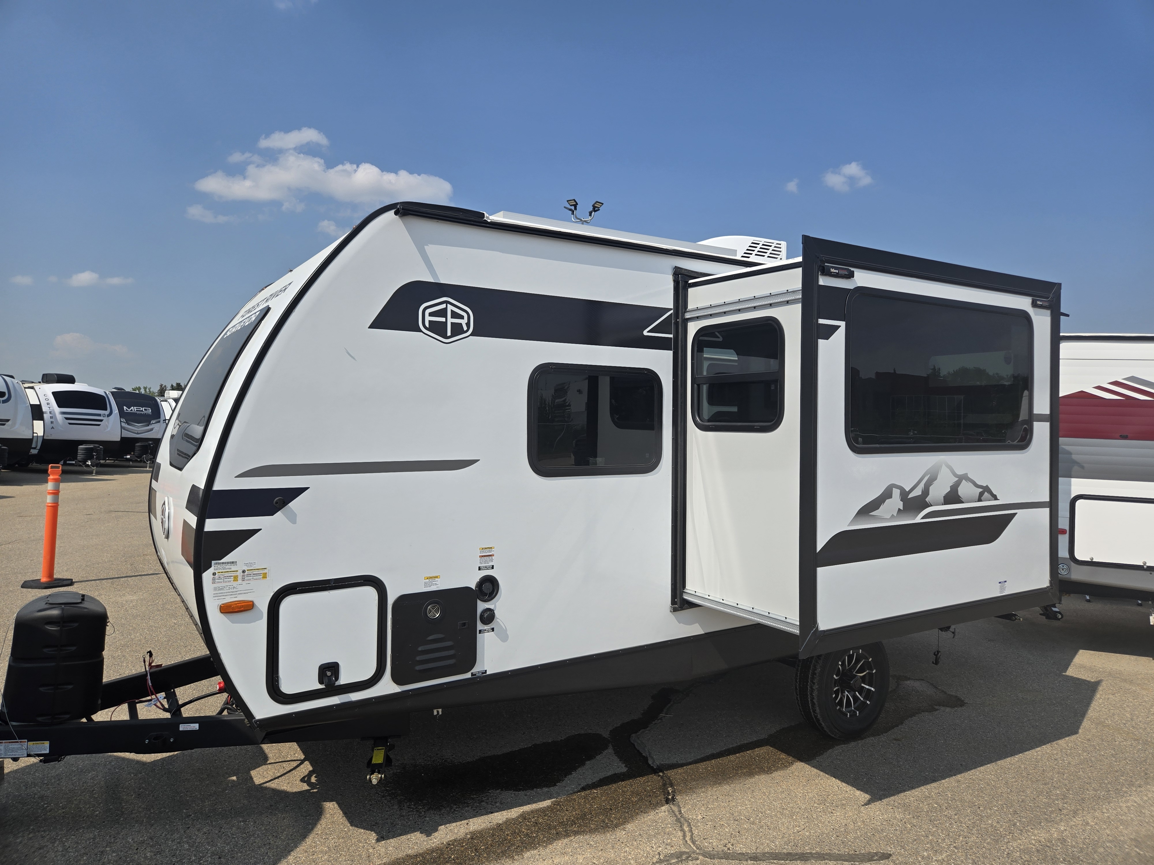FOREST RIVER SURVEYOR LEGEND19RBLE
