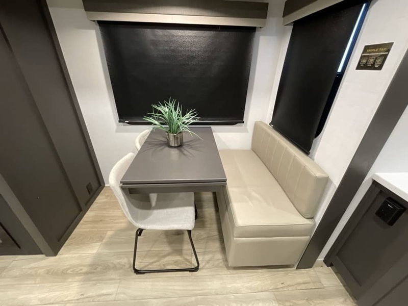 FOREST RIVER ROCKWOOD SIGNATURE 8332SB