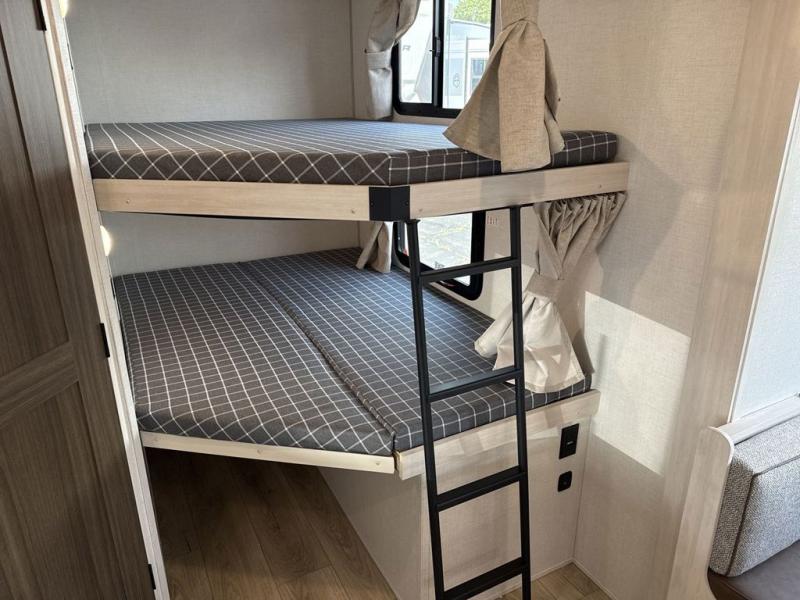 FOREST RIVER SURVEYOR 27CAMP