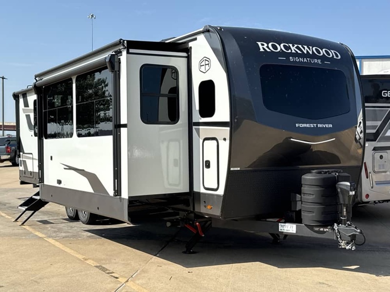 FOREST RIVER ROCKWOOD SIGNATURE 8339FK
