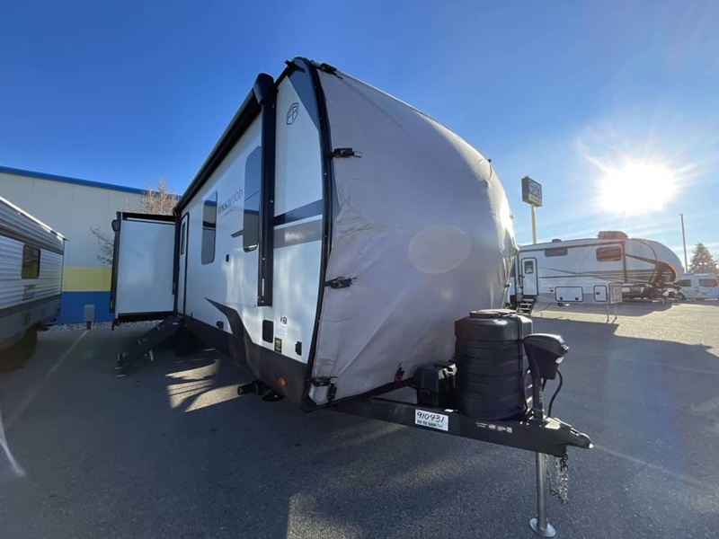 FOREST RIVER ROCKWOOD SIGNATURE 8332SB